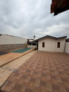 a building with a swimming pool next to a building at Chácara Barbosa in Rio Claro