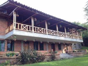 サンタ・ロサ・デ・カバルにあるEcohotel Villa Carolineのバルコニー付きの建物