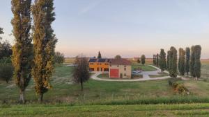 una vista aérea de una casa en un campo en Agriturismo Villa Luisa, 