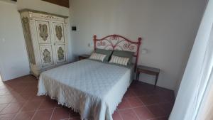 Un dormitorio con una cama y una cómoda. en Agriturismo Villa Luisa, 