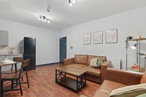 un salon avec un canapé et une table dans l'établissement Clayton Apartments, à Newcastle upon Tyne
