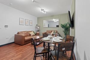 un salon avec une table, des chaises et un canapé dans l'établissement Clayton Apartments, à Newcastle upon Tyne 138 autres photos