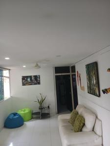 - un salon blanc avec un canapé et une fenêtre dans l'établissement Cristal Tayrona, à Los Naranjos
