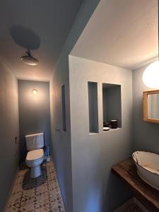 ein Badezimmer mit Toilette und Waschbecken in der Unterkunft Casa Río Mío in Colonia del Sacramento