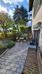 a patio with a table and chairs on a patio at Gemütliches 1 Raum Apartment in Freudenberg