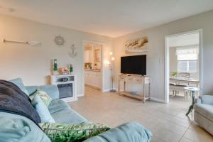 Μια τηλεόραση ή/και κέντρο ψυχαγωγίας στο Relax in Hot Tub, Walk to Springs North Port Home