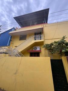 Budova, kde se vila nachází + 5 fotografií