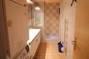 um pequeno banheiro com uma pia e um chuveiro em Chalet Kiri 8 personnes Sur les hauteurs d Evolene em Evolène mais 7 fotografias