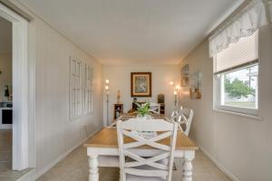 Φωτογραφία από το άλμπουμ του Relax in Hot Tub, Walk to Springs North Port Home σε North Port