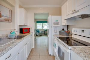 Η κουζίνα ή μικρή κουζίνα στο Relax in Hot Tub, Walk to Springs North Port Home +18 φωτογραφίες