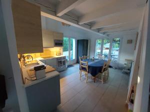 une cuisine et une salle à manger avec une table et des chaises dans l'établissement Bormes les Mimosas, Hameau de Cabasson, à 400m de la mer et du fort de Bregançon, Villa classée 3 étoiles, de 2 à 8 personnes, à Bormes-les-Mimosas