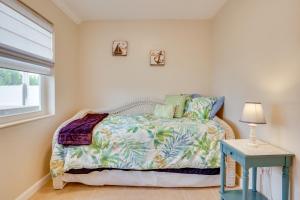 Ένα ή περισσότερα κρεβάτια σε δωμάτιο στο Relax in Hot Tub, Walk to Springs North Port Home