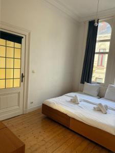a bedroom with a bed with two towels on it at Architectonisch en kunsthistorisch droomverblijf in Antwerpen in Antwerp