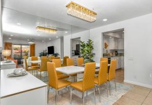 Bright and Stylish Downtown Condo 4 Beds, 2BR and 2BA電視和／或娛樂中心