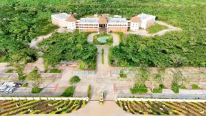 z góry widok na kampus z budynkiem w obiekcie Hotel Mundo Maya Edzná w mieście Nohyaxe