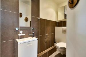 a bathroom with a toilet and a sink at Saint maurice RER A direct Disney in Joinville-le-Pont