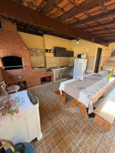 Η κουζίνα ή μικρή κουζίνα στο Chácara Barbosa +4 φωτογραφίες