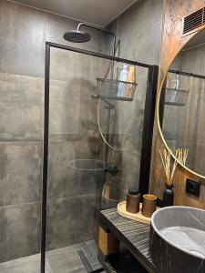 ein Badezimmer mit Dusche und Waschbecken in der Unterkunft Hugo Airport in Mārupe