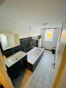 Ένα μπάνιο στο Wohnung für bis zu 6 Personen in 84375 Kirchdorf