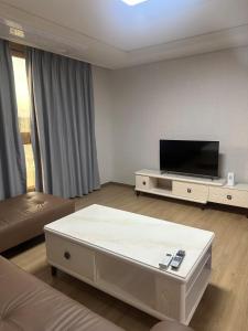 TV a/nebo společenská místnost v ubytování Spacious 1BR Condo in Clark! 65sqm FreeParking