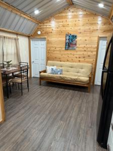 BurkevilleにあるTrails, Tails, and Scales RV Spotのソファとテーブルのあるリビングルーム +8枚の写真