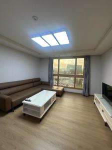 Posezení v ubytování Spacious 1BR Condo in Clark! 65sqm FreeParking + 29 fotografií