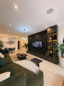 een woonkamer met een bank en een tv bij Peartree Homes in Lagos
