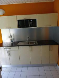 Nhà bếp/bếp nhỏ tại Maison avec terrasse à Grand-Bourg de 30 m²