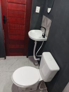 een badkamer met een wit toilet en een wastafel bij Comfortable studio in an excellent location in Macapá