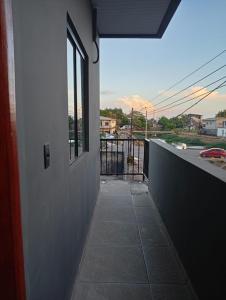 een balkon met een deur en uitzicht op een gebouw bij Comfortable studio in an excellent location in Macapá