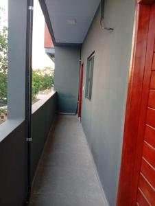 een hal van een gebouw met een rode deur bij Comfortable studio in an excellent location in Macapá