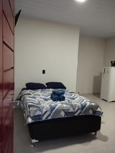 een slaapkamer met een bed met een blauw knuffeldier erop bij Comfortable studio in an excellent location in Macapá