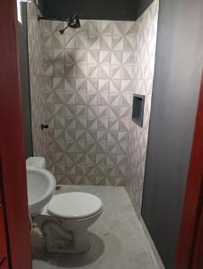 een badkamer met toilet en wastafel bij Comfortable studio in an excellent location in Macapá