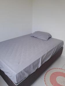 Posto letto in una camera bianca con di Meu aconchego a Belém