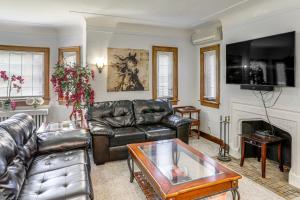 Μια τηλεόραση ή/και κέντρο ψυχαγωγίας στο Striking Tudor Revival in Five Points District!