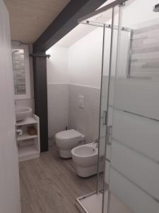 a bathroom with a toilet and a sink at Villetta Vittoria Country House. La depandance in Pennabilli