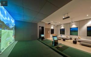 Μια τηλεόραση ή/και κέντρο ψυχαγωγίας στο Metropole Deluxe Panorama Apartment