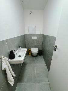 Ένα μπάνιο στο New apartment in the city free private parking