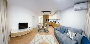 Μια τηλεόραση ή/και κέντρο ψυχαγωγίας στο New apartment in the city free private parking