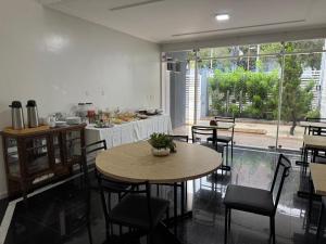 eine Küche und ein Esszimmer mit Tisch und Stühlen in der Unterkunft Hospedar Imperial in Campina Grande