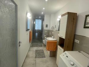 Ένα μπάνιο στο Ferienwohnung Sonnenhöhe +14 φωτογραφίες