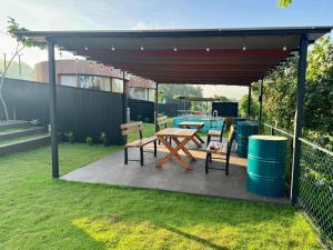 einen Picknicktisch unter einem Baldachin im Garten in der Unterkunft The Glamp - Homagama in Talagala + 5 Fotos