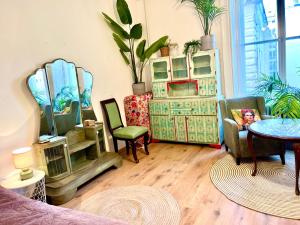 Χώρος καθιστικού στο Muzeum Butique Studio +11 φωτογραφίες