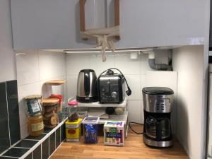 Køkken eller tekøkken på Cottage refait à neuf en octobre 2025 dans villages vacances Fougeres villages sous les pins pas de draps serviettes dans le logement ménage à vous de le faire obligatoirement