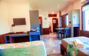 TV a/nebo společenská místnost v ubytování Date Palm Home Stay
