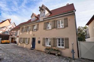 a building on a cobblestone street in a city at RefuKium alte Brennerei - Im Zentrum von Weißenburg in Weißenburg in Bayern