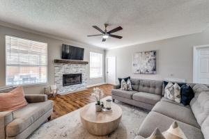 Posezení v ubytování 6 Bedroom Home with Pool, Centrally Located