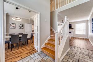 Kuchyň nebo kuchyňský kout v ubytování 6 Bedroom Home with Pool, Centrally Located