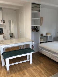 En eller flere senge i et værelse på Cottage refait à neuf en octobre 2025 dans villages vacances Fougeres villages sous les pins pas de draps serviettes dans le logement ménage à vous de le faire obligatoirement + 50 billeder