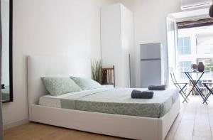 una camera bianca con un grande letto in una stanza di AriaHome a Milano Altre 6 foto